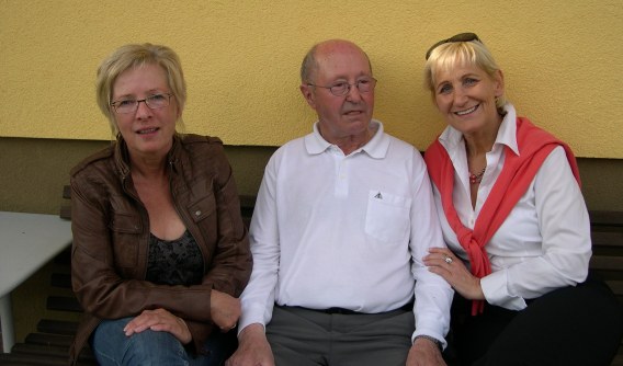 Das Geburtstagskind mit seinen beiden Nichten; vlnr: Monika Gehwolf, Alfred Kreidl und Bgm. Sonja Ottenbacher